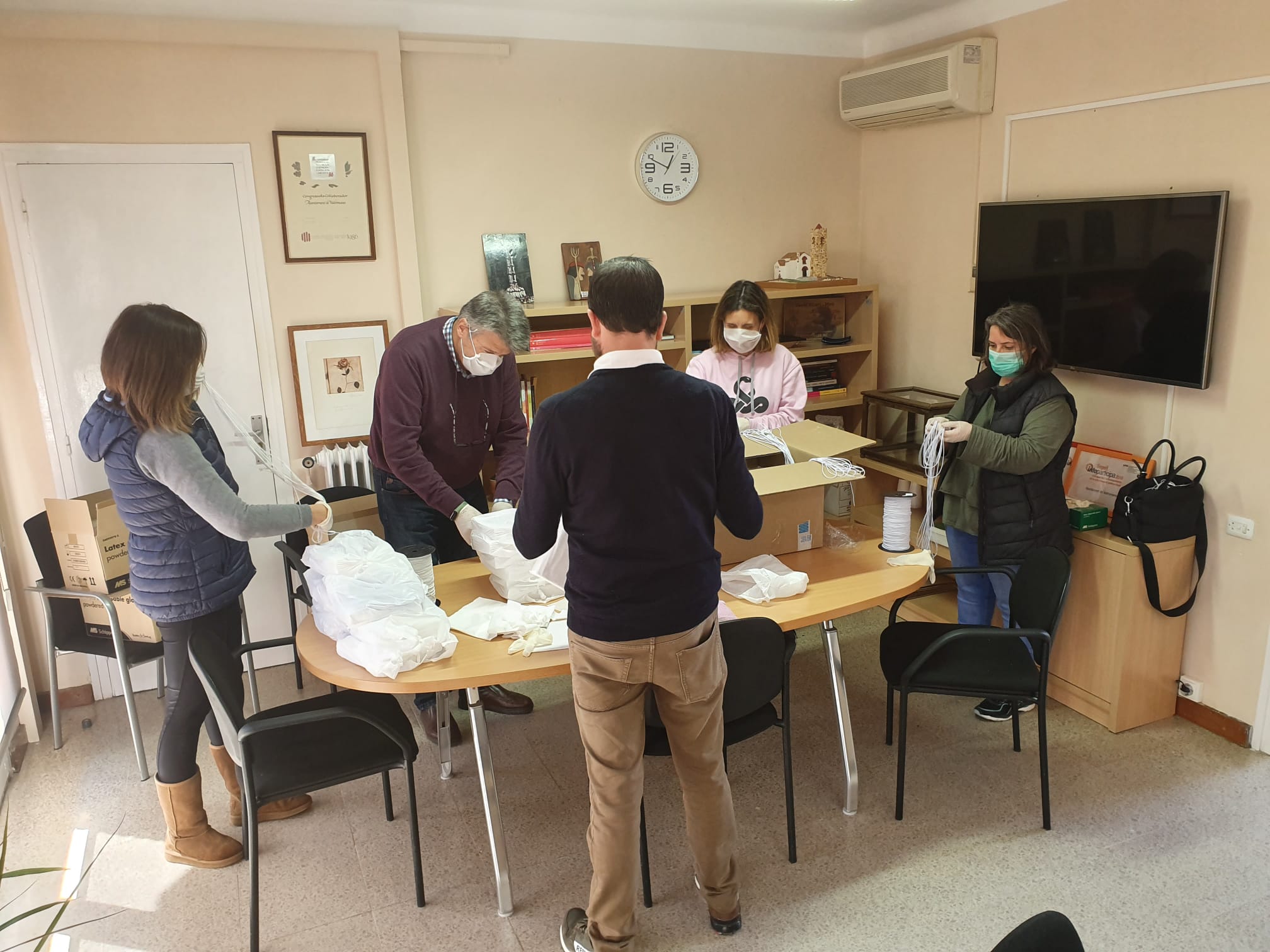 Membres del govern municipal de Vallromanes preparen el material per portar-lo a casa dels voluntaris