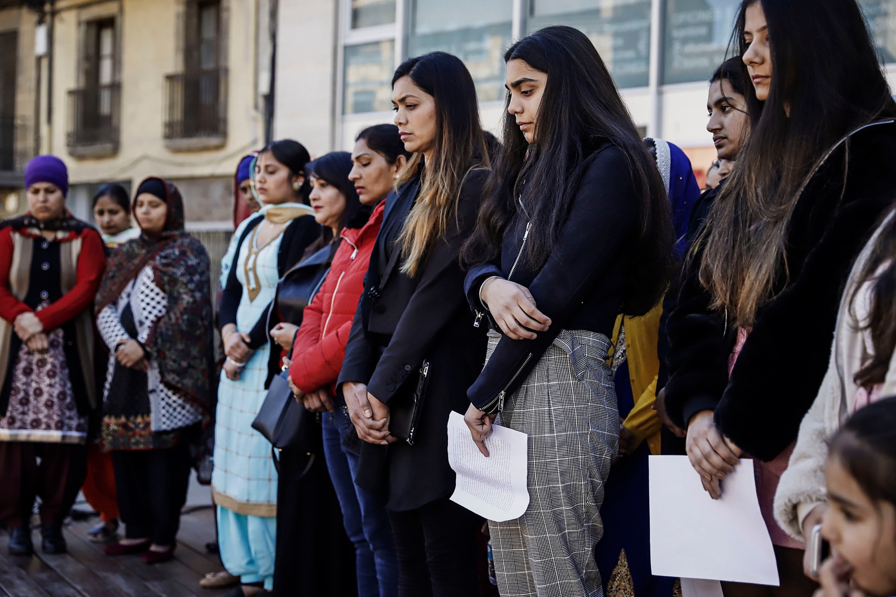 Dones de la comunitat sikh de Vic, aquest diumenge al migdia a l’escenari de fusta de la rambla del Passeig