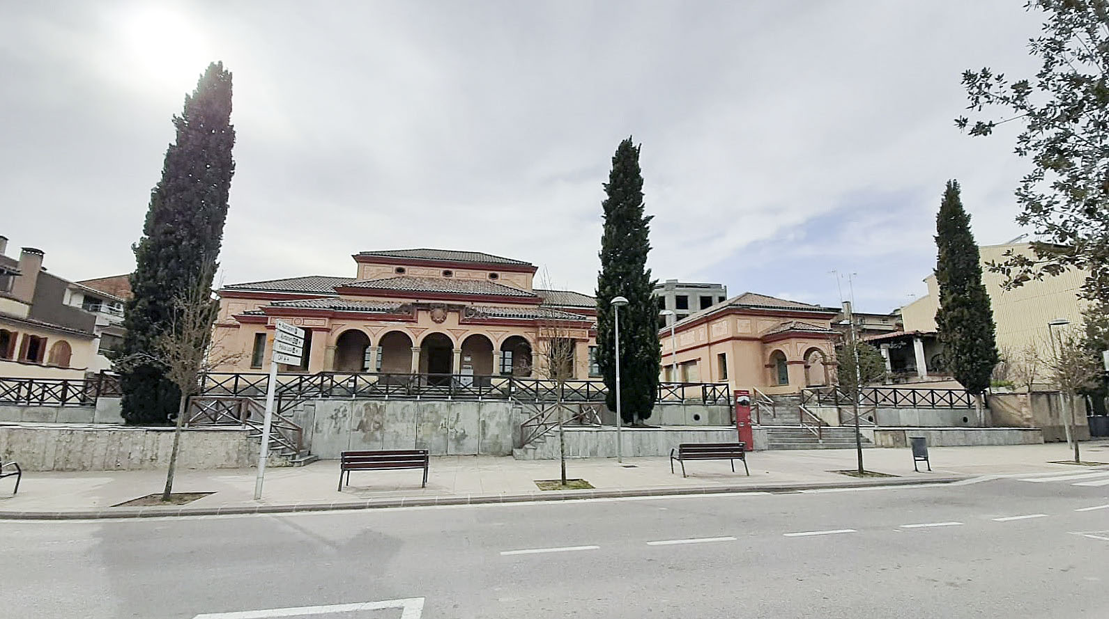 Una vista general de la Biblioteca Caterina Figueras, amb l’edifici principal i el secundari que es podran millorar