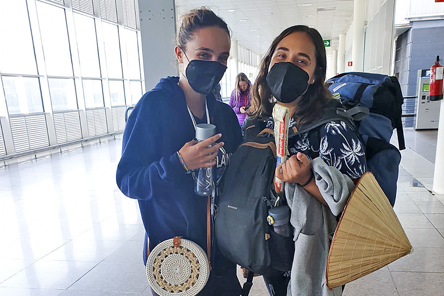 Laia i Judit Torner, dissabte al migdia després d'aterrar a l'aeroport del Prat