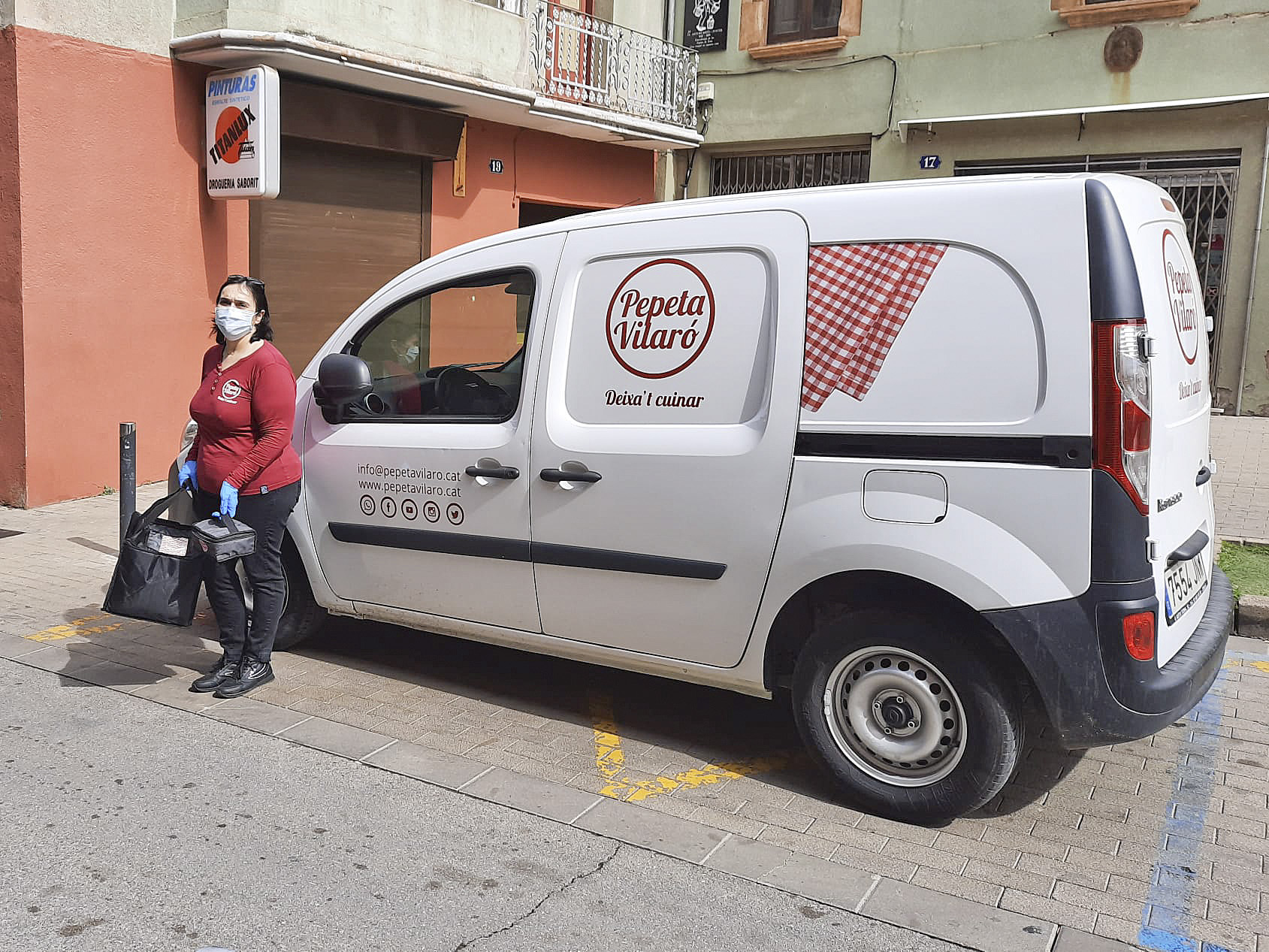 Susi Damas, una de les ‘Pepetes Vilaró’, a punt de fer l’entrega d’un menú al carrer Major de Tona