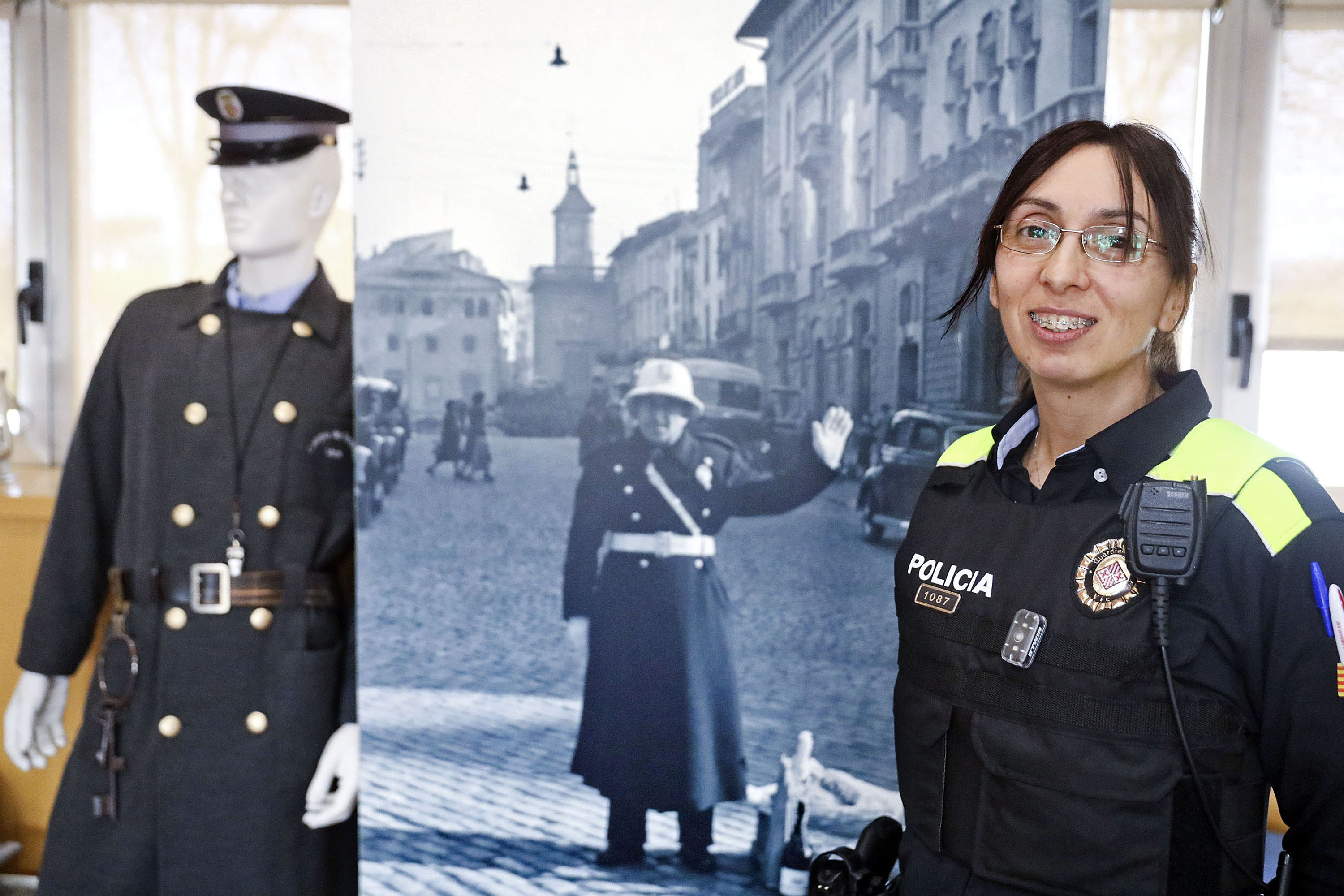 Anna Pou, agent de la Guàrdia Urbana de Vic, davant una imatge del passat i l’antic uniforme del cos de seguretat
