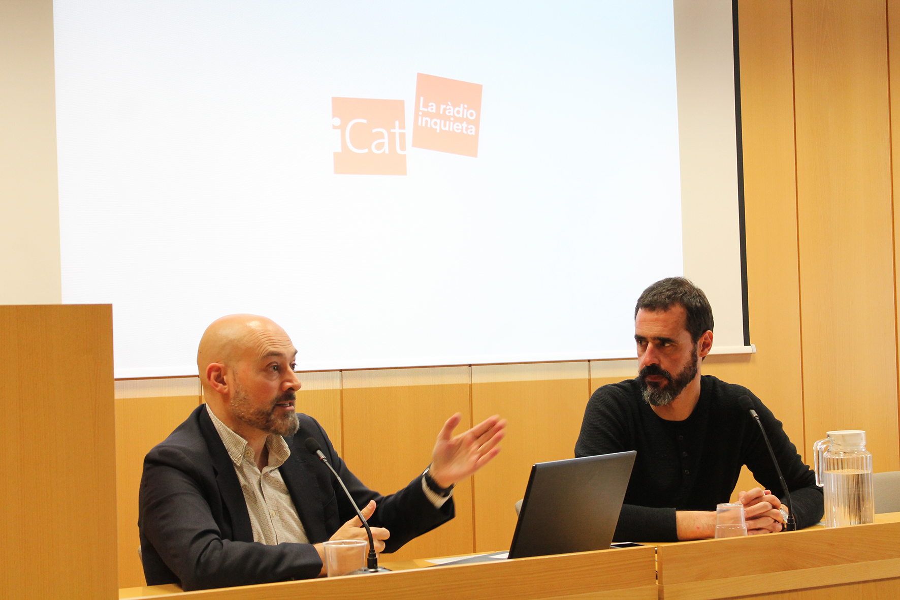 Saül Gordillo imparteix la xerrada al costat de Sergi Solà, coordinador de Periodisme de la UVic-UCC | Foto: Anna Tañà
