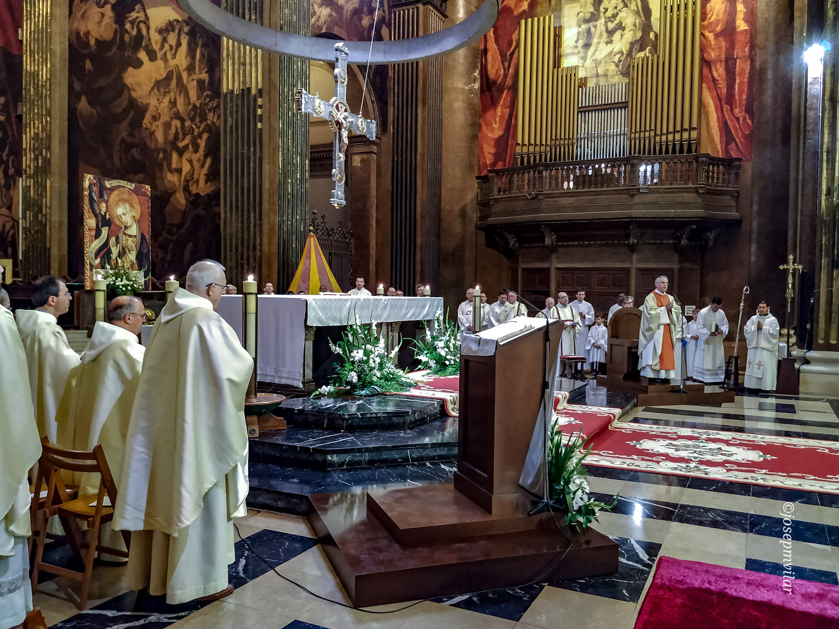 Una missa presidida pel bisbe Romà Casanovas, a la catedral de Vic