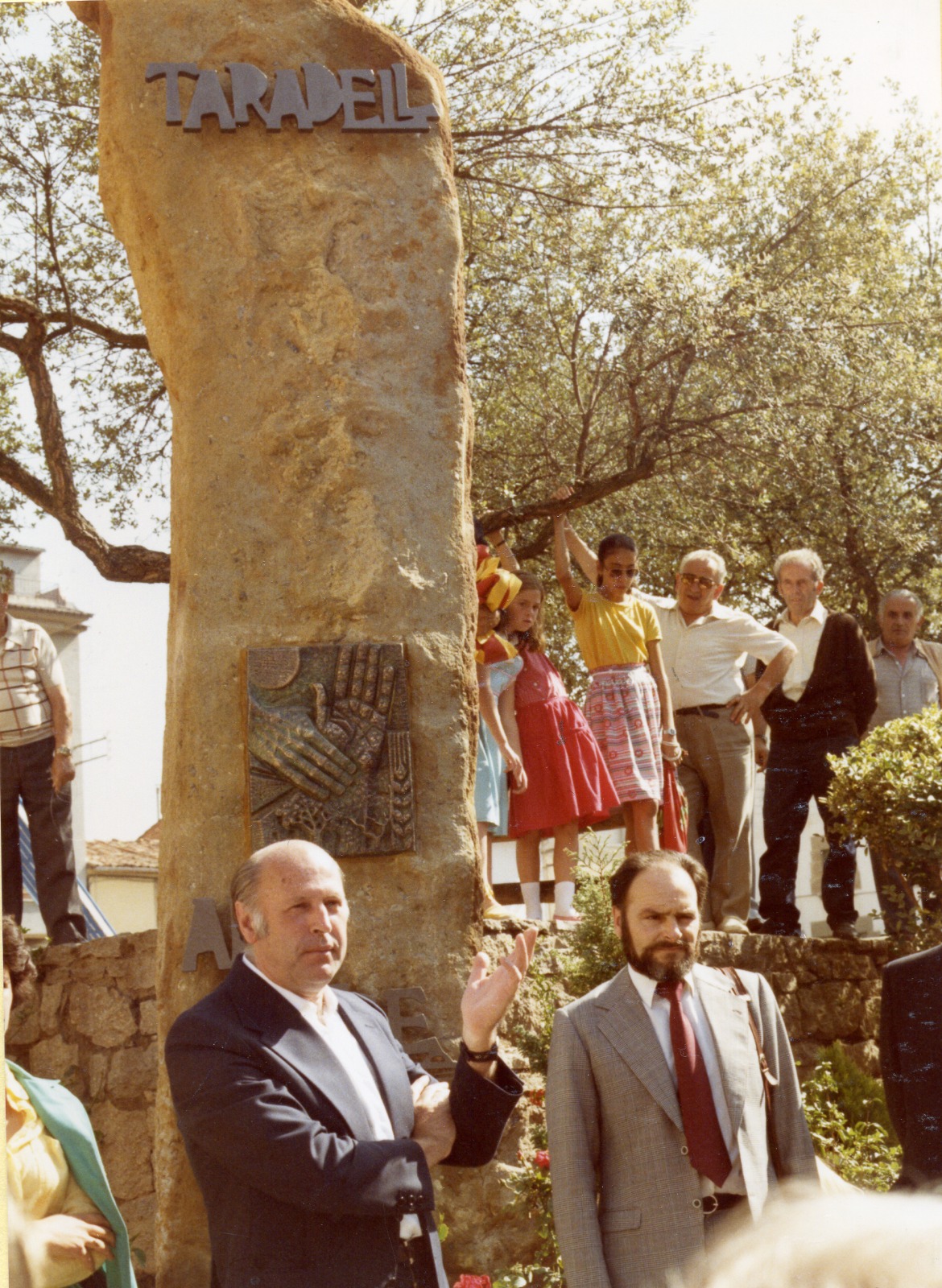 La inauguració del monument al Metge Rural a Taradell, en presència de l'escultor, l'octubre de 1983