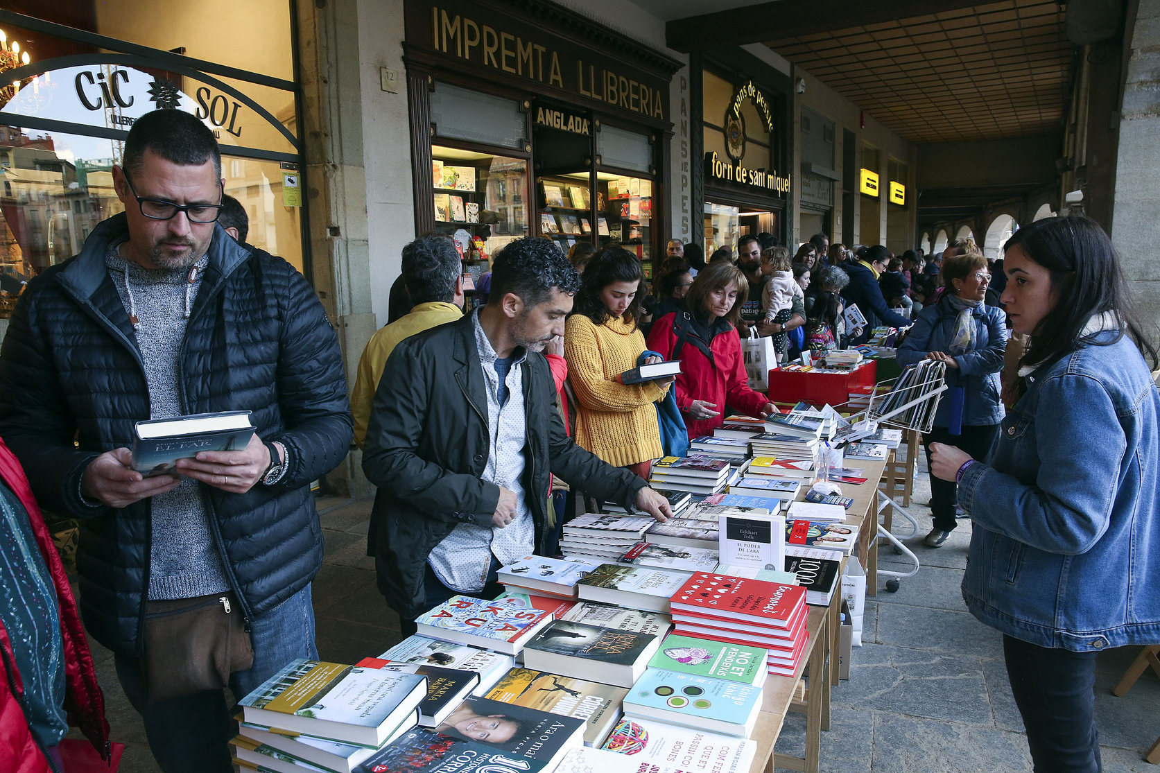 El clàssic ambient de les parades de llibres a la plaça Major de Vic no es repetirà enguany