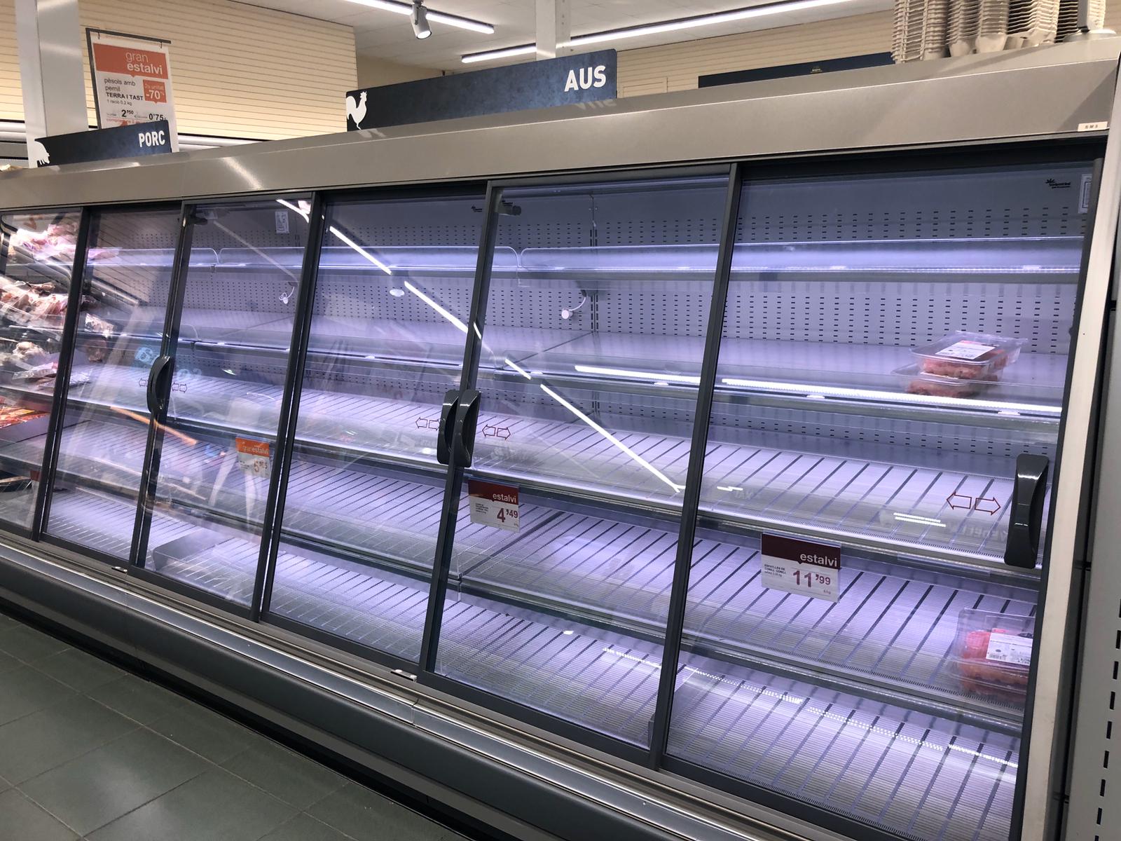 Un frigorífic del supermercat Bon Preu gairebé sense existències aquest dijous al vespre