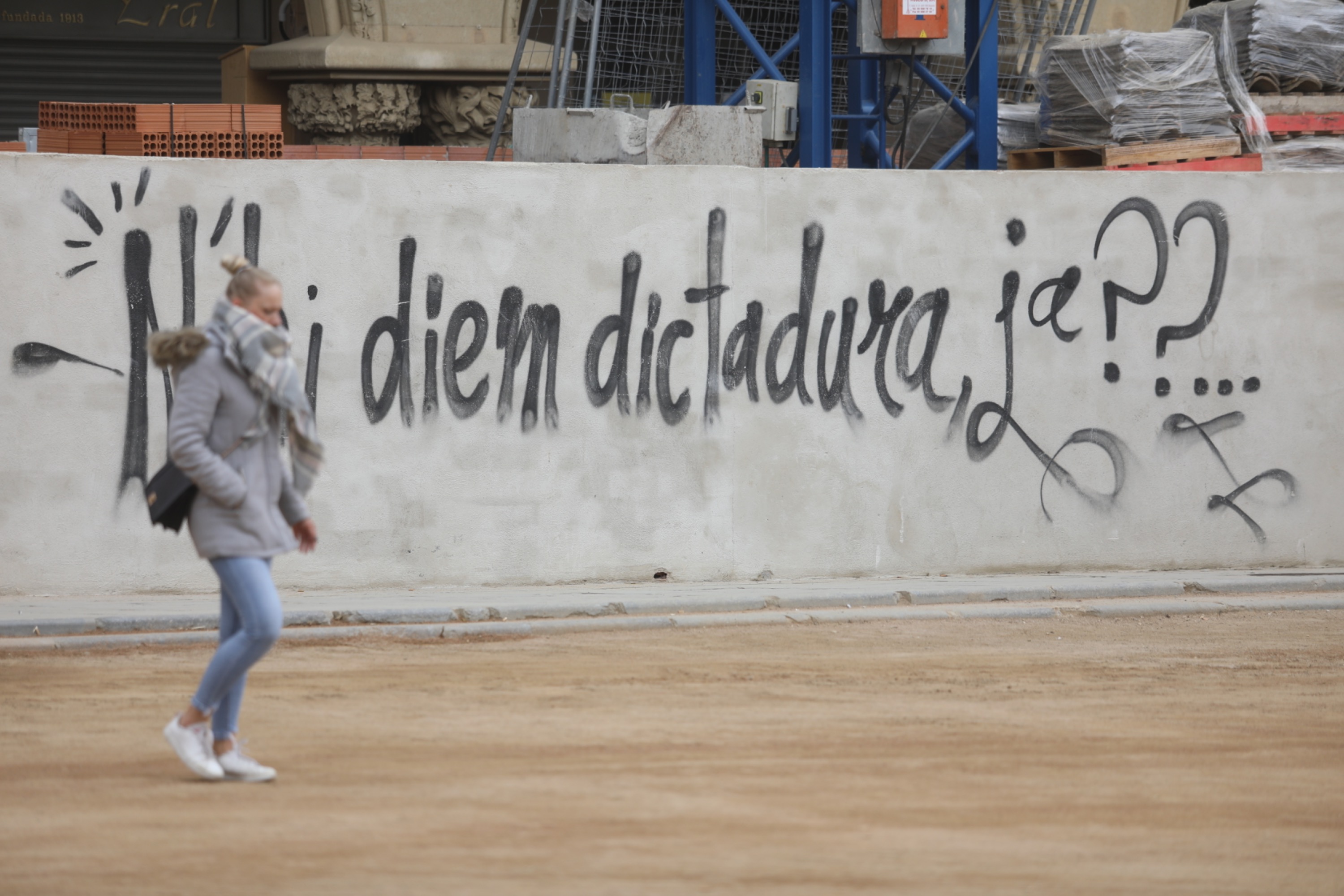 Una persona passejant dissabte per la plaça de Vic