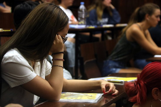 Una noia esperant començar un examen a la selectivitat del 2019