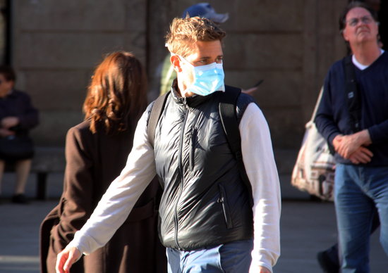 Un ciutadà passejant per Barcelona amb mascareta