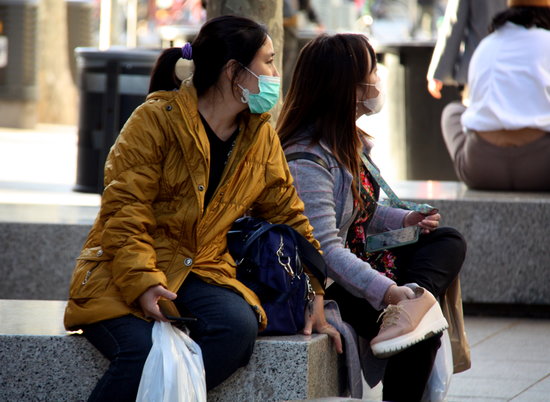 Dues noies que duen mascareta com a mesura preventiva pel coronavirus, a Barcelona