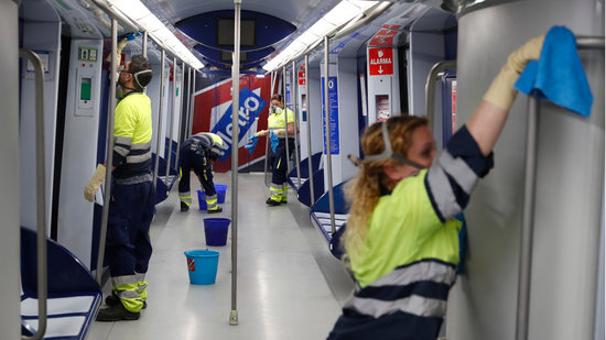 Treballadors del metro de Madrid desinfectant un vagó