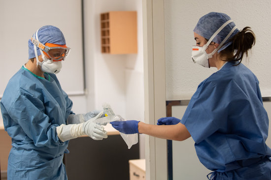 Una professional sanitària entrega una mostra per fer la prova del coronavirus a l'Hospital Clínic
