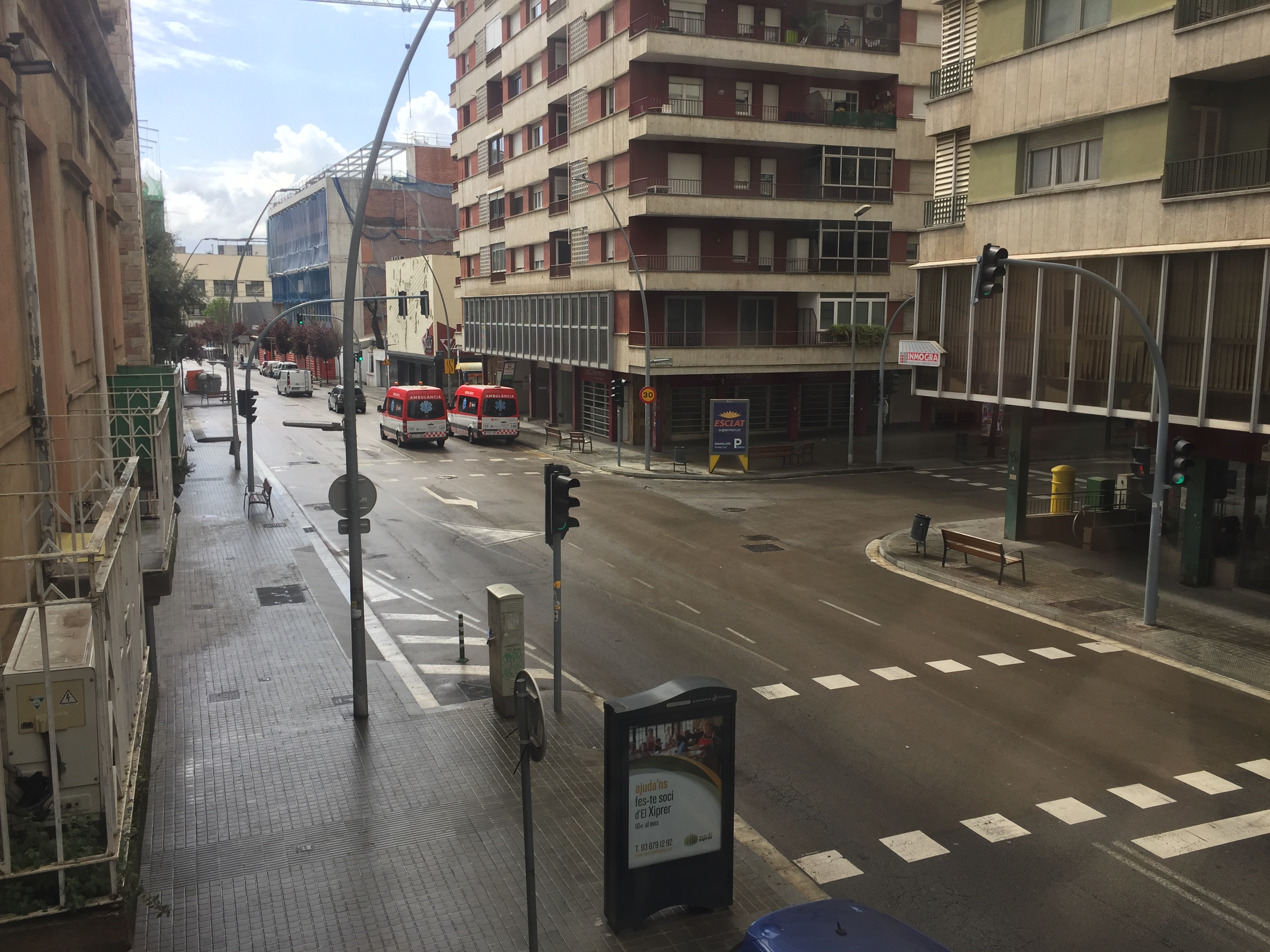 El carrer Girona amb poc moviment de vehicles i vianants