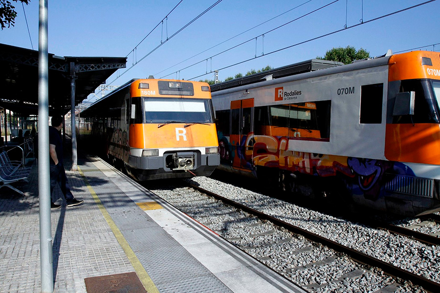 Dos trens de la línia R3 es creuen a l'estació de Torelló en una imatge d'arxiu