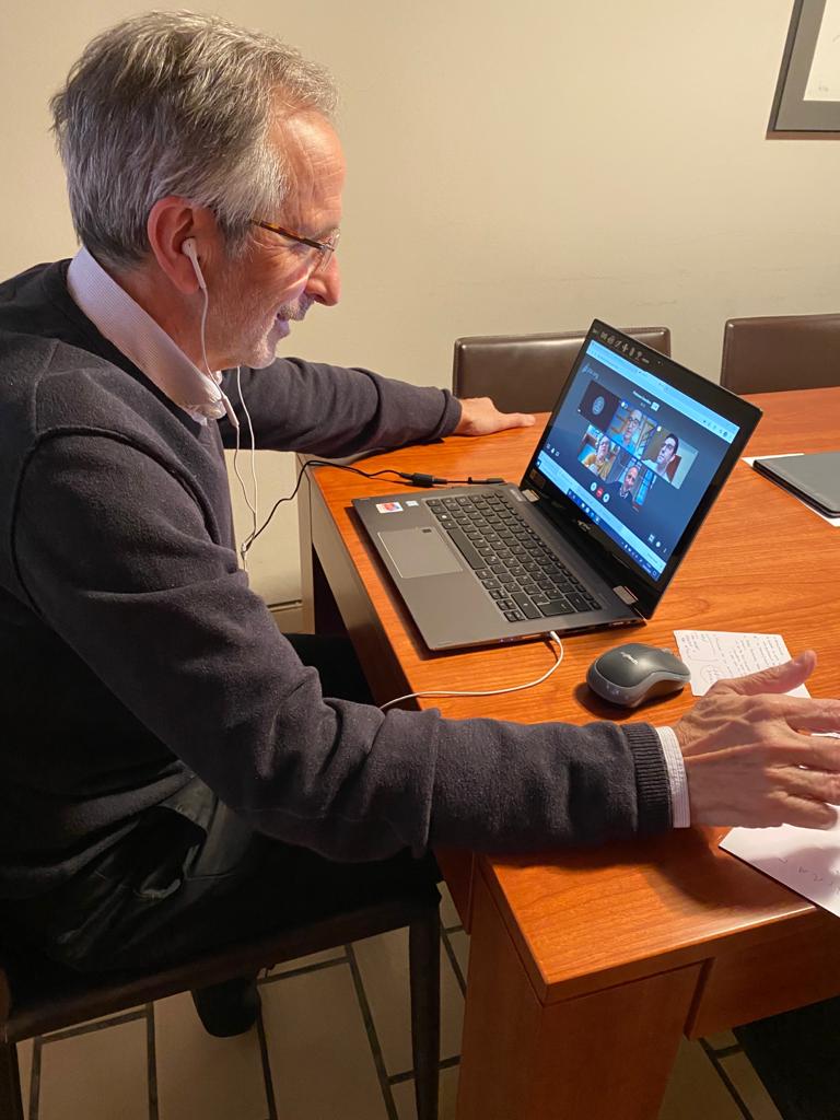 L'alcalde, Josep Mayoral, durant la videoconferència amb els portaveus municipals