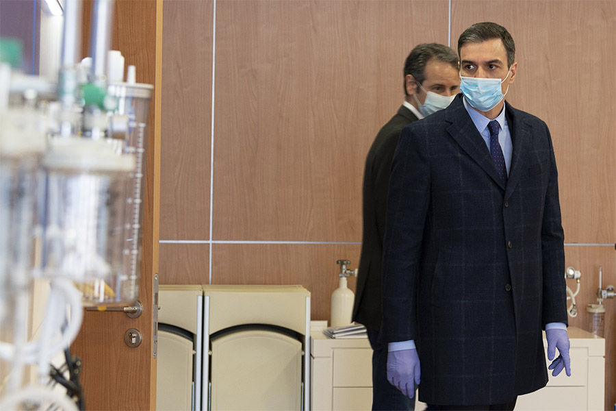 El president espanyol, Pedro Sánchez, durant la visita a una empresa que fabrica respiradors
