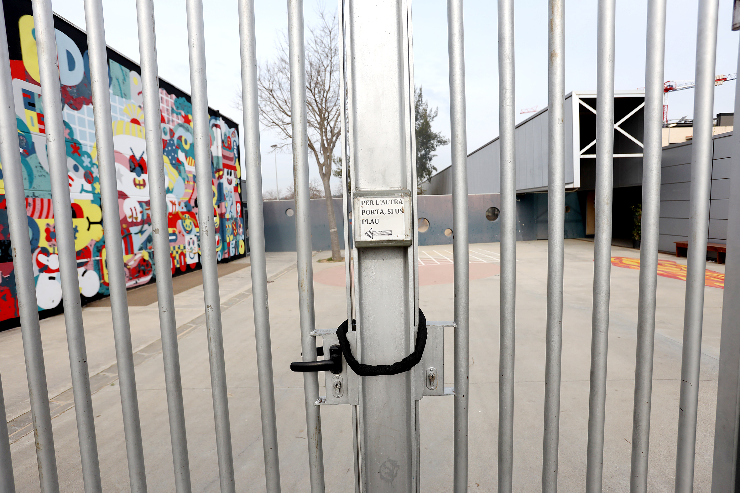 Una entrada de l'escola Lledoner, de Granollers, tancada des del 13 de març