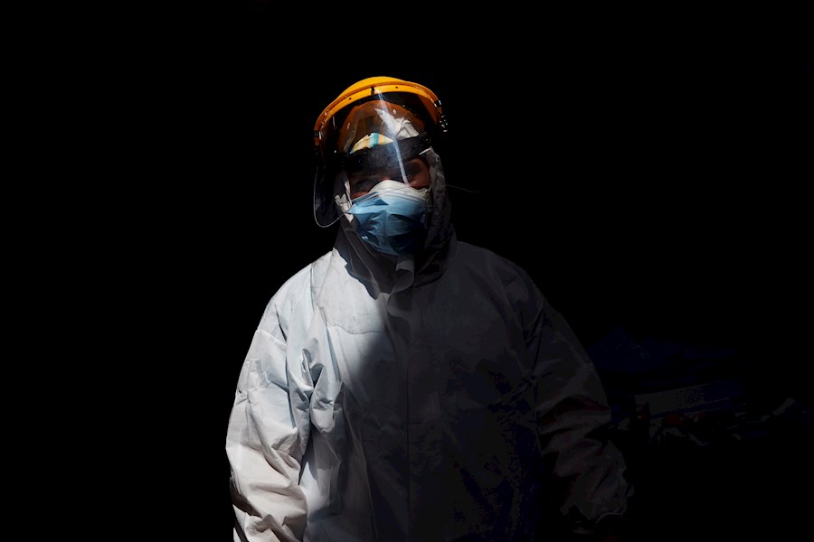 Un professional sanitari fa la seva feina amb malalts de Covid-19 a l'UCI de l'hospital del Mar de Barcelona, aquest dimecres