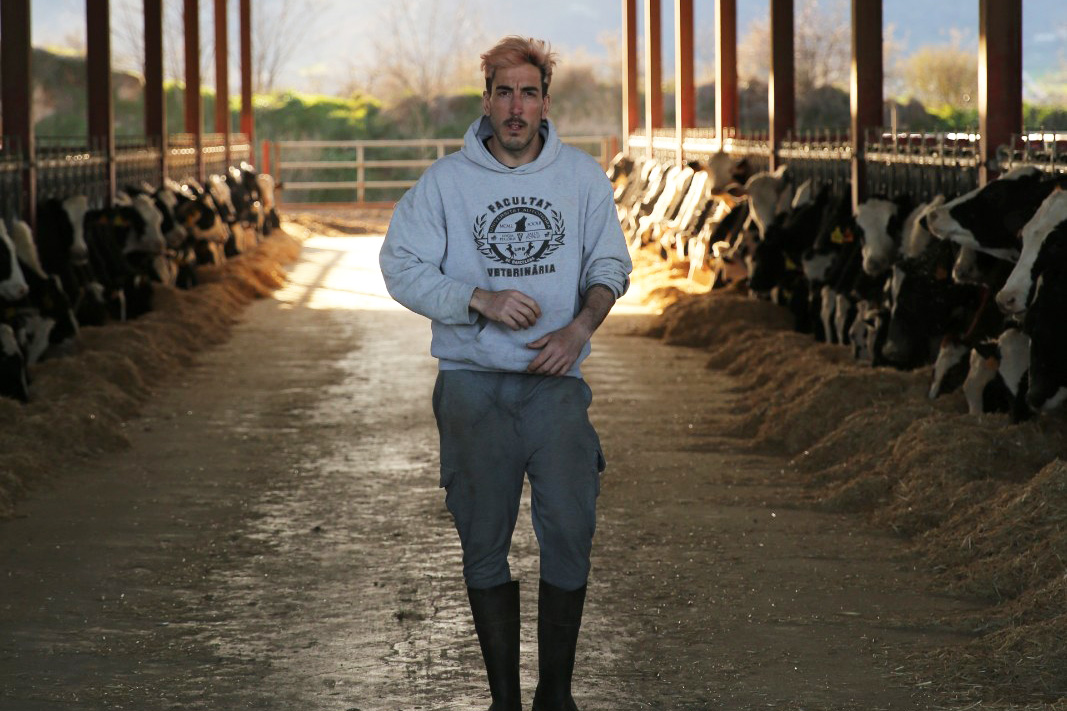 Albert Espadamala es cuida d’unes 200 vedelles de llet. A casa també hi té gallines, gossos, cabres i ovelles ripolleses
