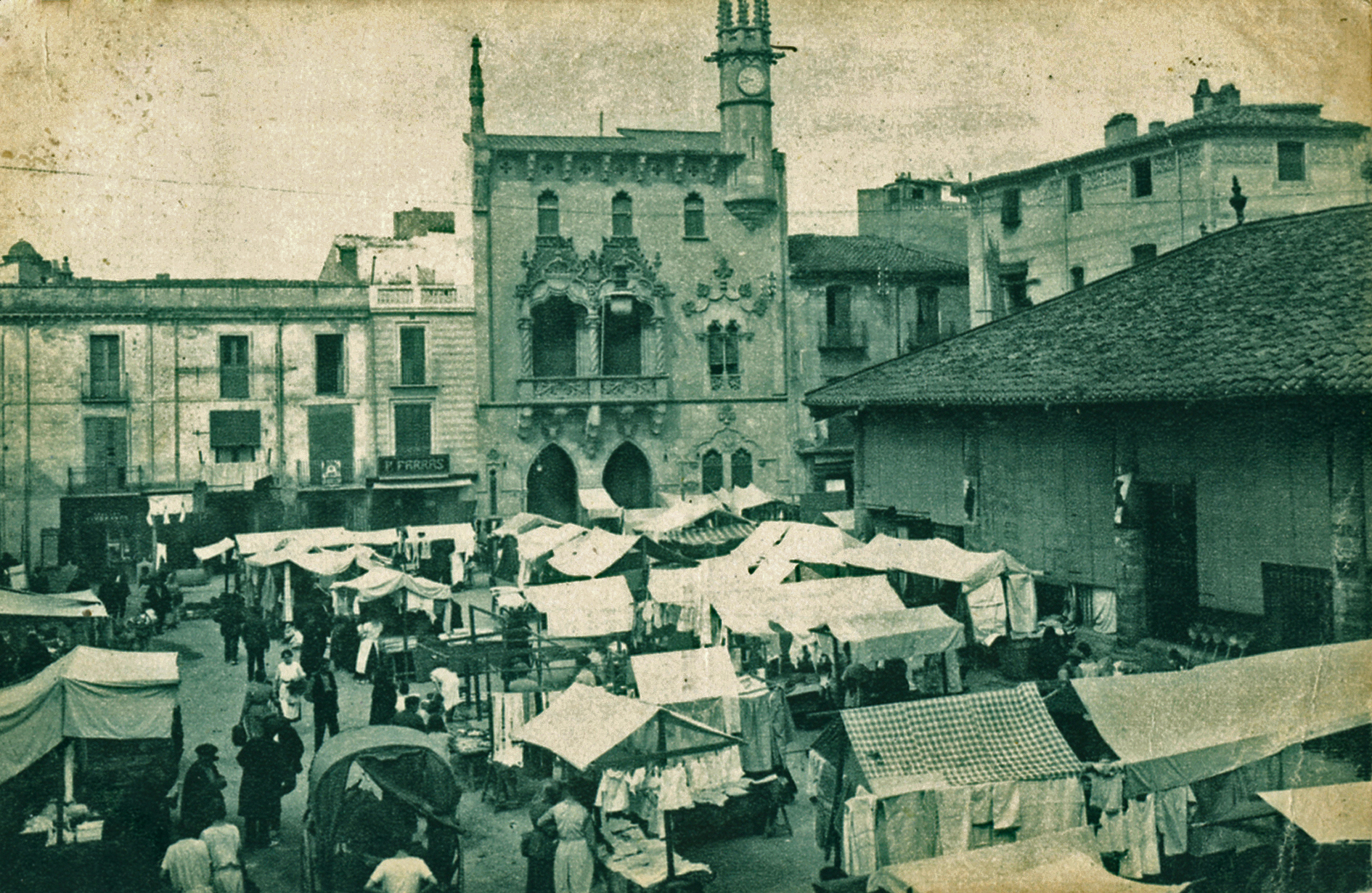 La plaça de la Porxada un dia de mercat a començaments del segle XX