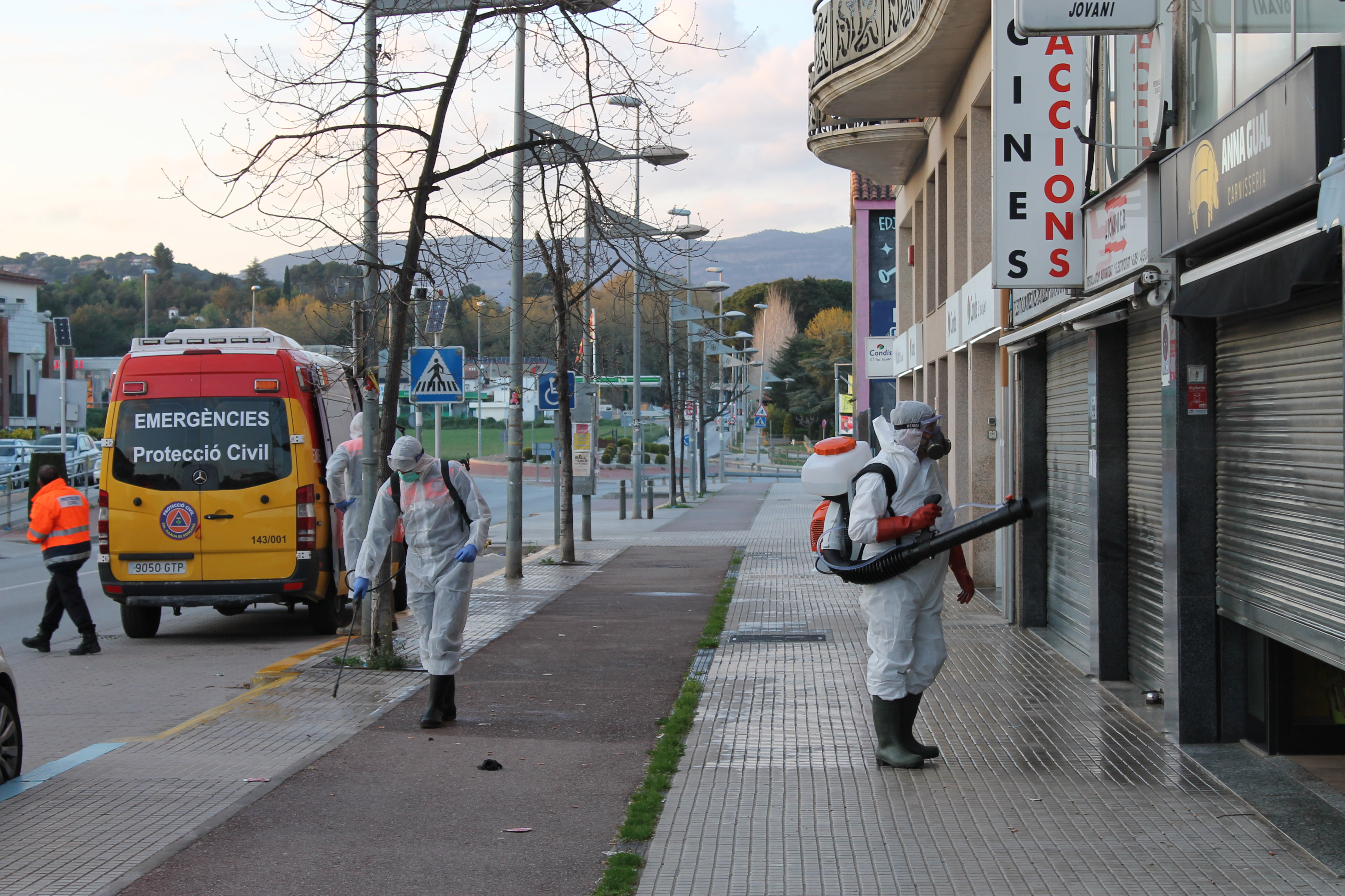 Les tasques de desinfecció al nucli urbà de Santa Eulàlia