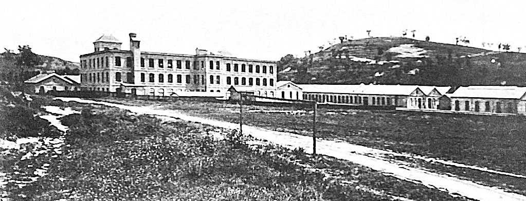 Vista de la fàbrica l'any 1898, on es veu una porteria del primer camp de futbol. Imatge cedida per Fabra i Coats per al llibre 'Borgonyà, una colònia industrial del Ter' (Eumo Editorial, 1996)