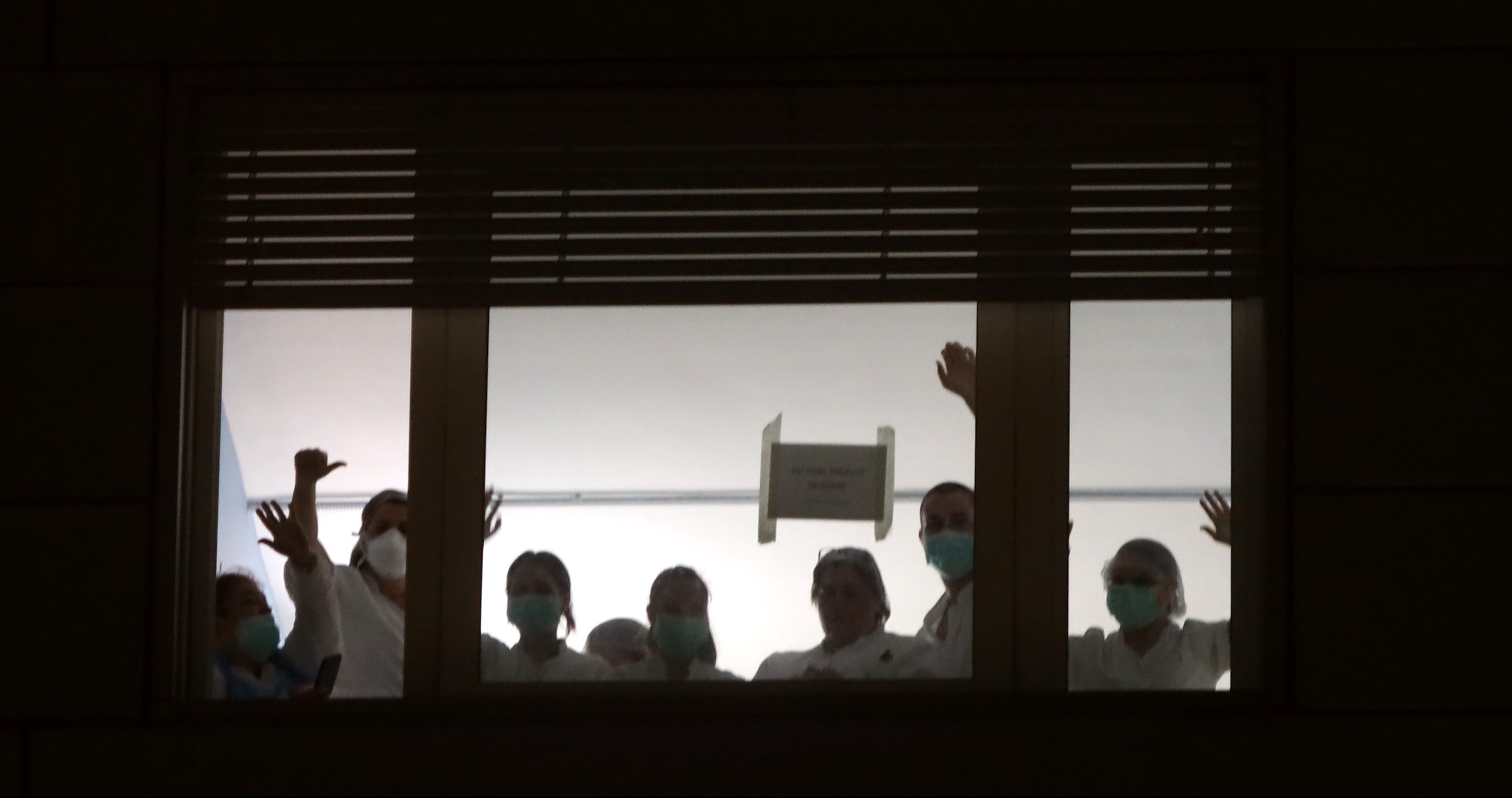 Sanitaris a les finestres de l'Hospital General de Granollers dimecres passat a les 8 del vespre