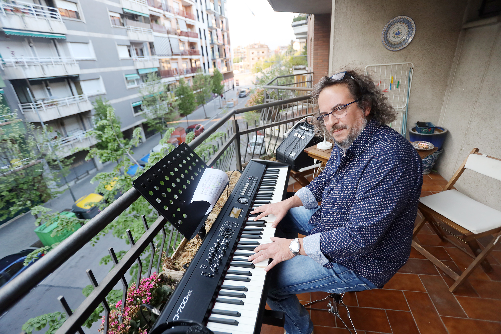 Francesc Serras al balcó de casa seva a punt per tocar Clavelitos negros, dimarts passat