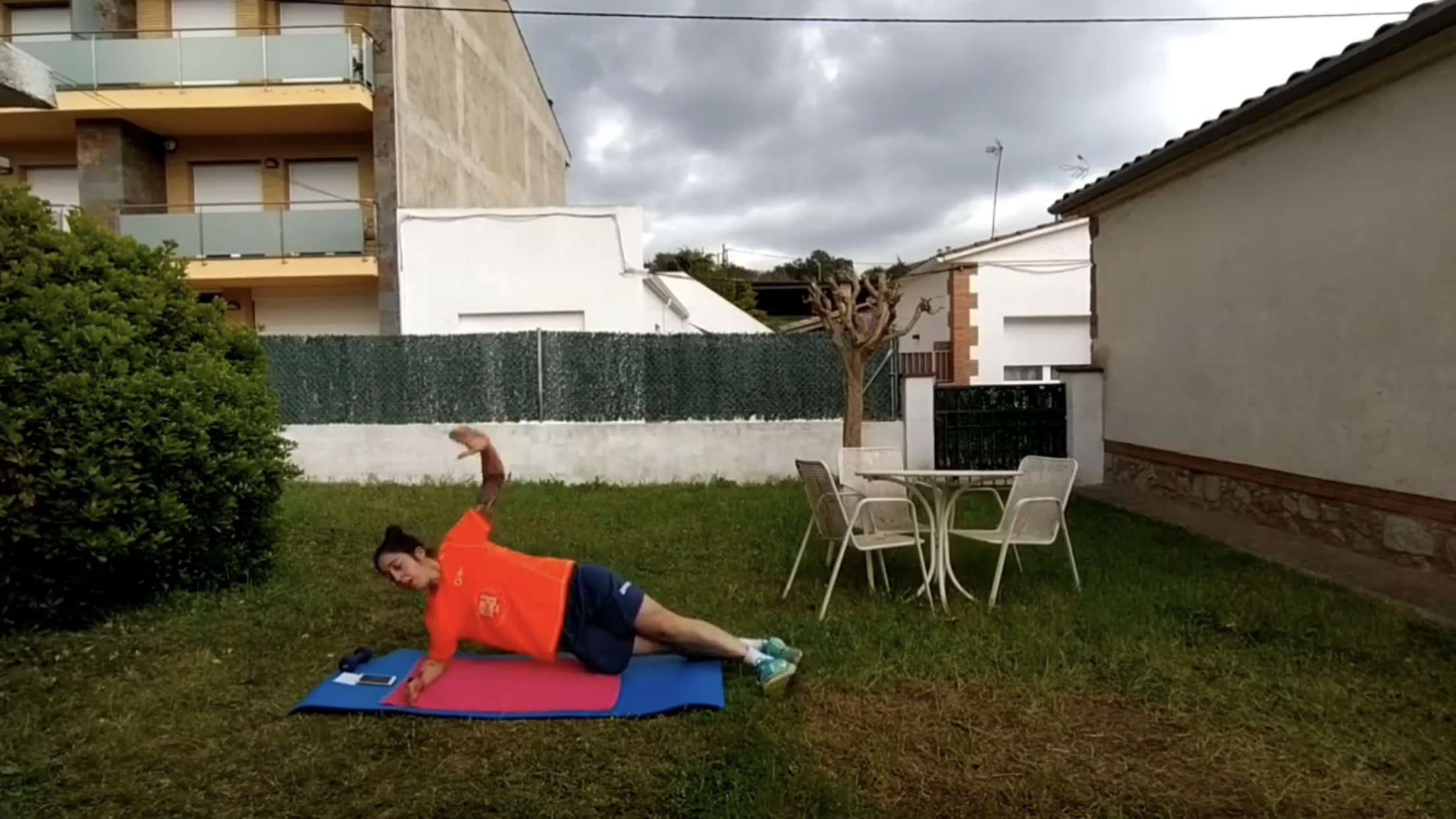 Sonia Noell realitzant un exercici d'entrenament del core