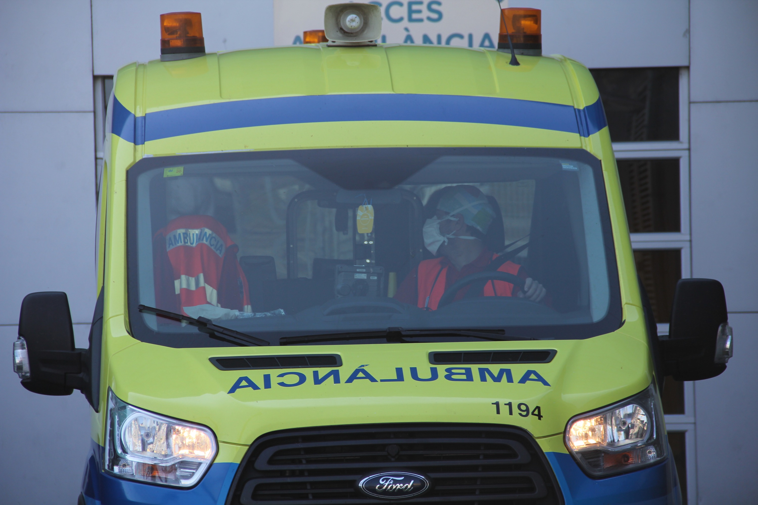 Una ambulància trasllada un pacient amb coronavirus a Vic