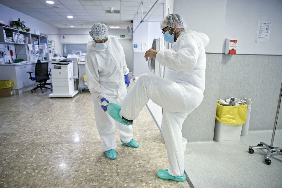 Els protocols de desinfecció són molt estrictes. A la foto, dos professionals sanitaris de l'Hospital de Camdevànol