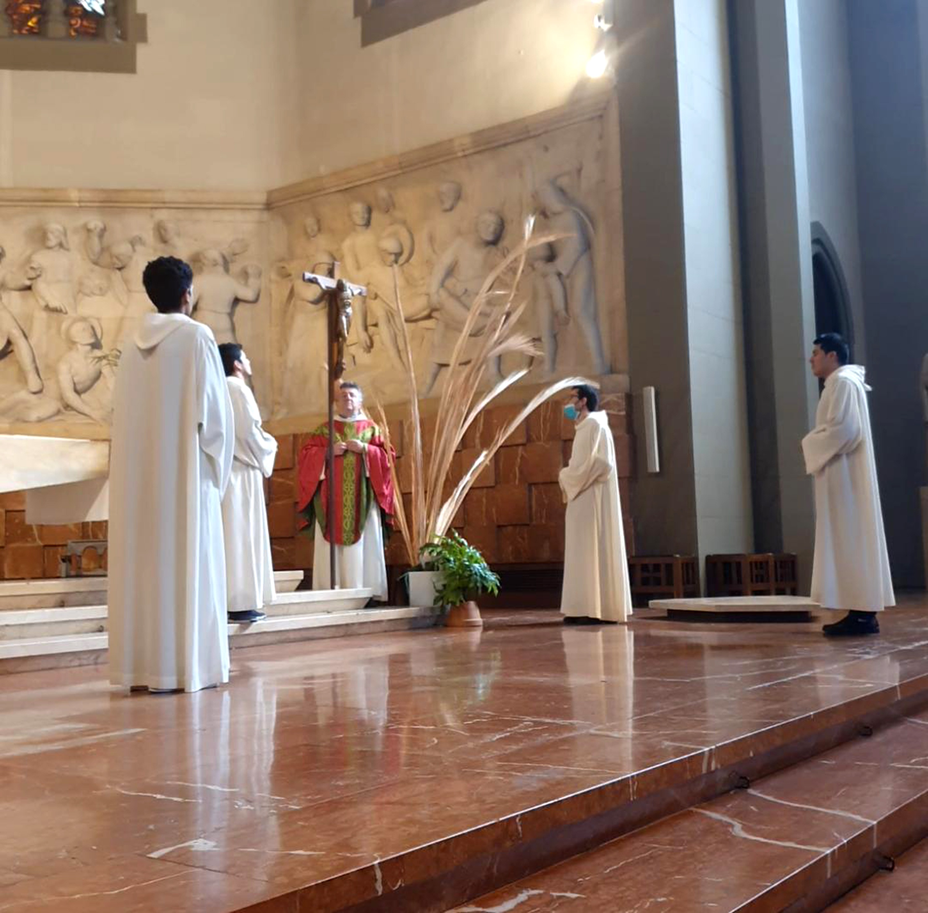 La missa de Diumenge de Rams a la parròquia de Sant Esteve de Granollers sense públic i mantenint les distàncies entre els pocs participants