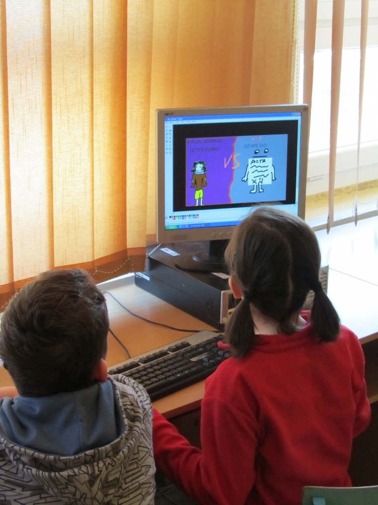 Dos infants treballant des de casa amb un ordinador