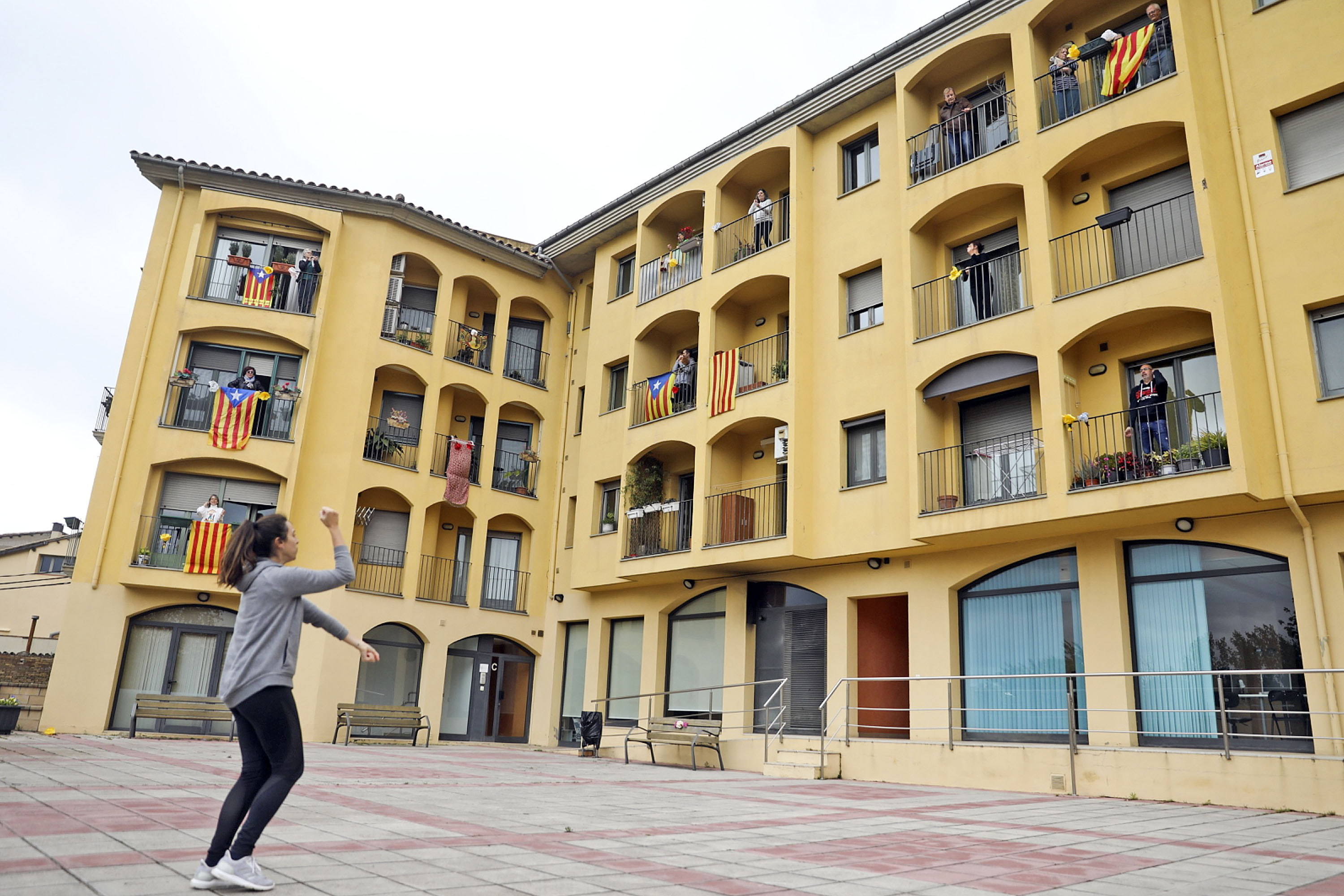La comunitat de veïns a on viu Mialet, amb ella al segon pis de la banda esquerra de l'edifici, fent exercici des dels balcons