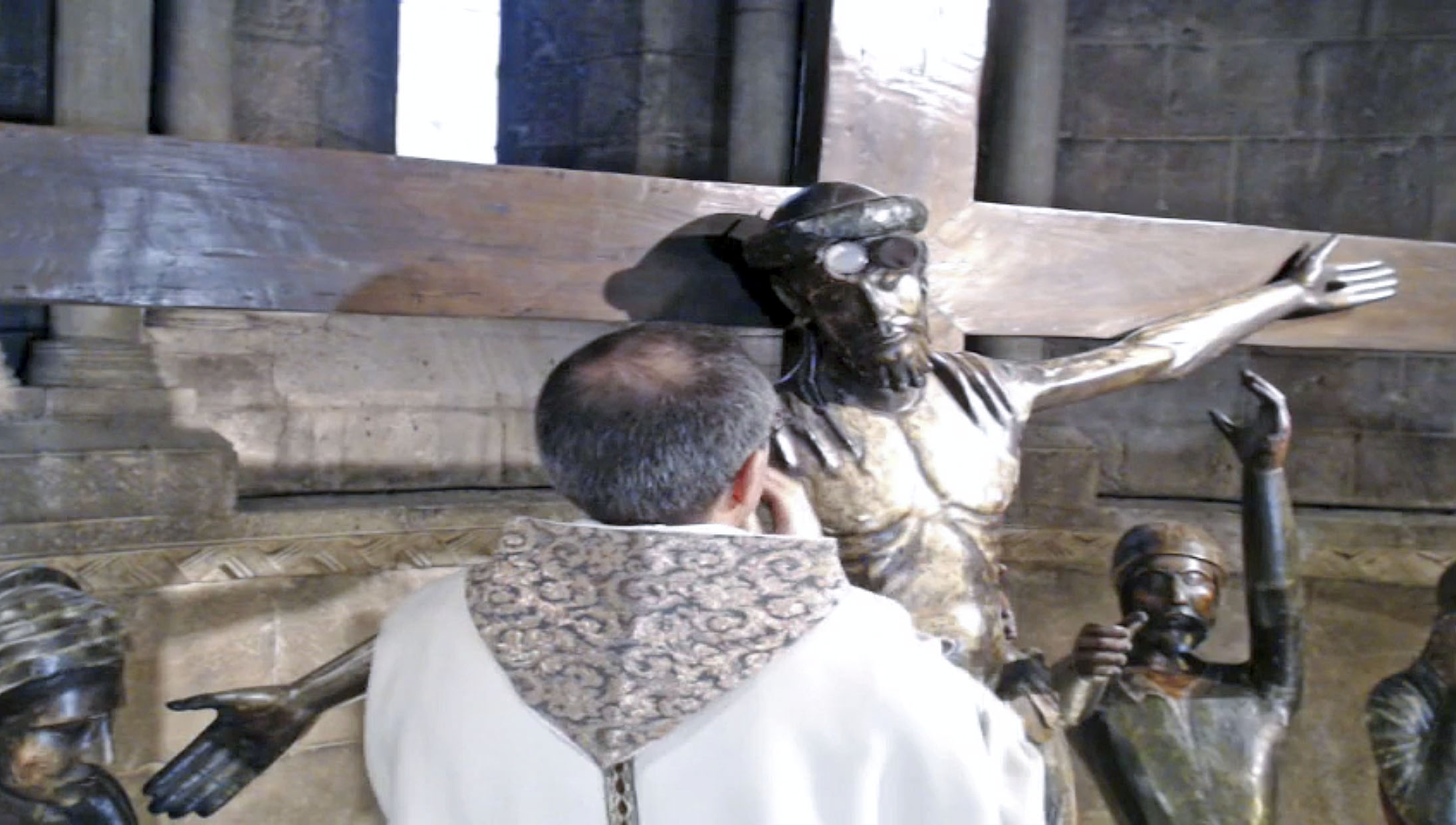 El rector de Sant Joan, col·locant l'hòstia consagrada al front del Crist
