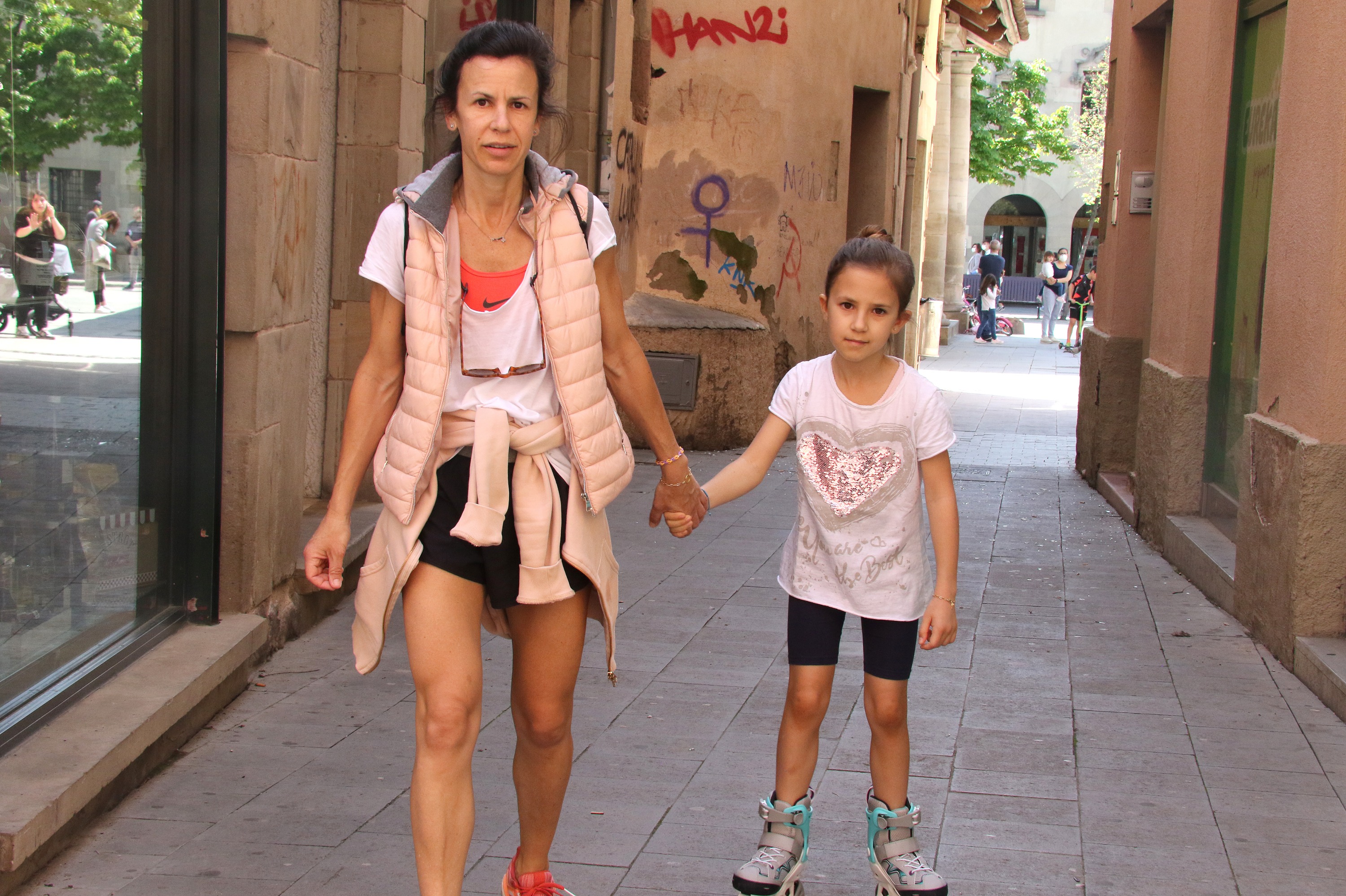 La Maria, de 8 anys, i amb els patins amb la seva mare
