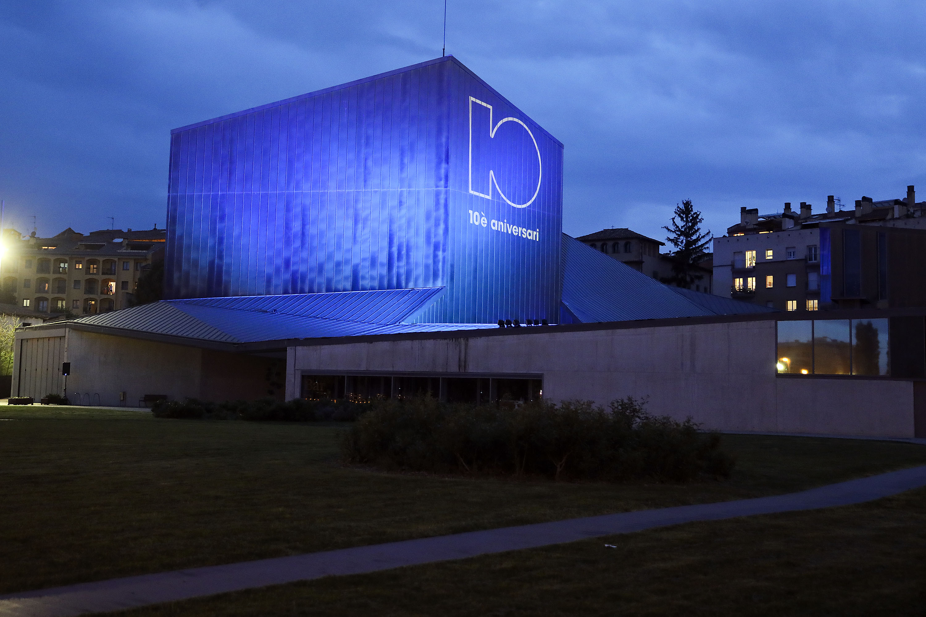 L'edifici de L'Atlàntida, de blau, aquest dijous al vespre