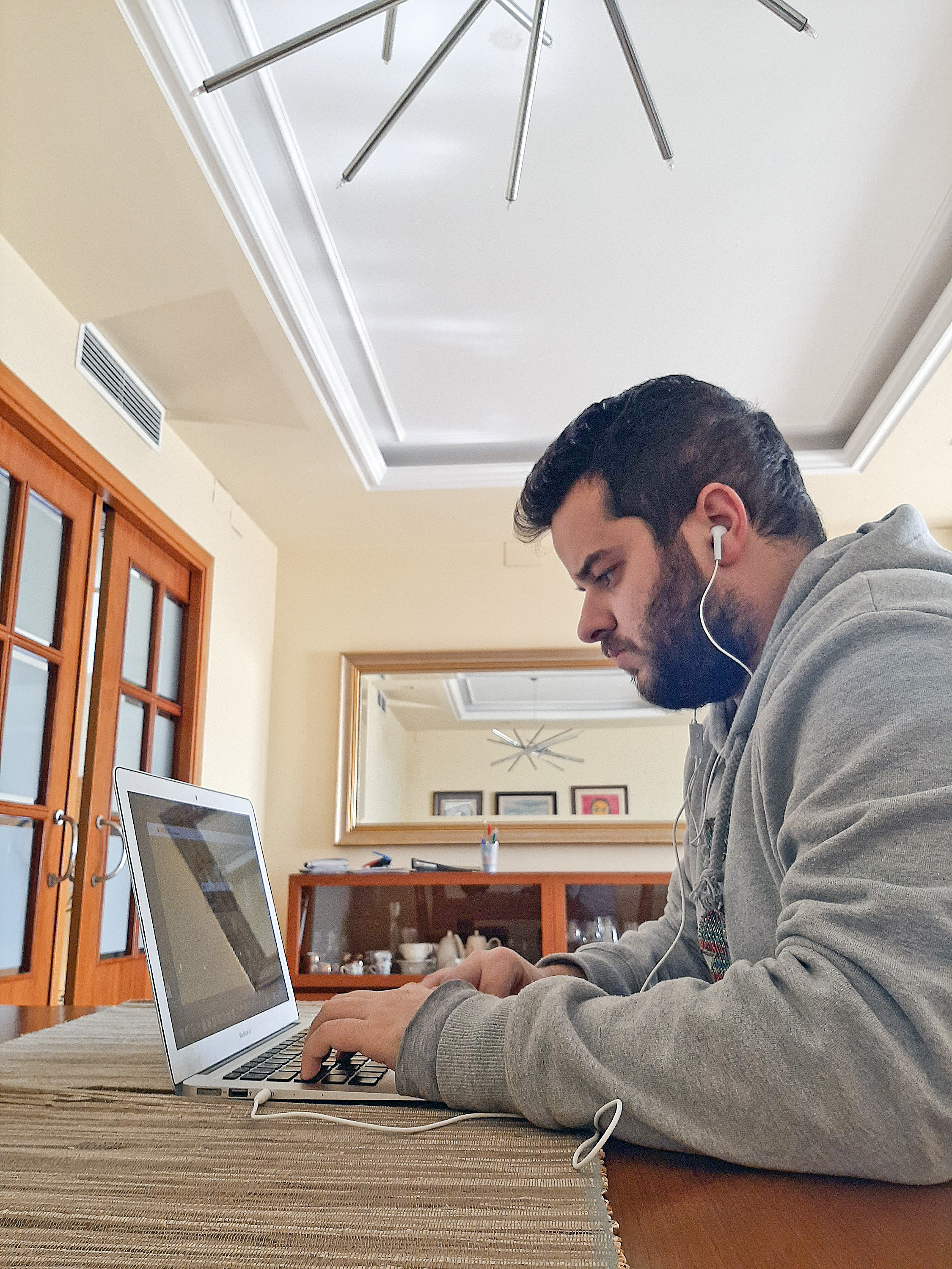 Arnau Casals, estudiant de Periodisme de la UVic-UCC, treballant des de casa seva a Calafell