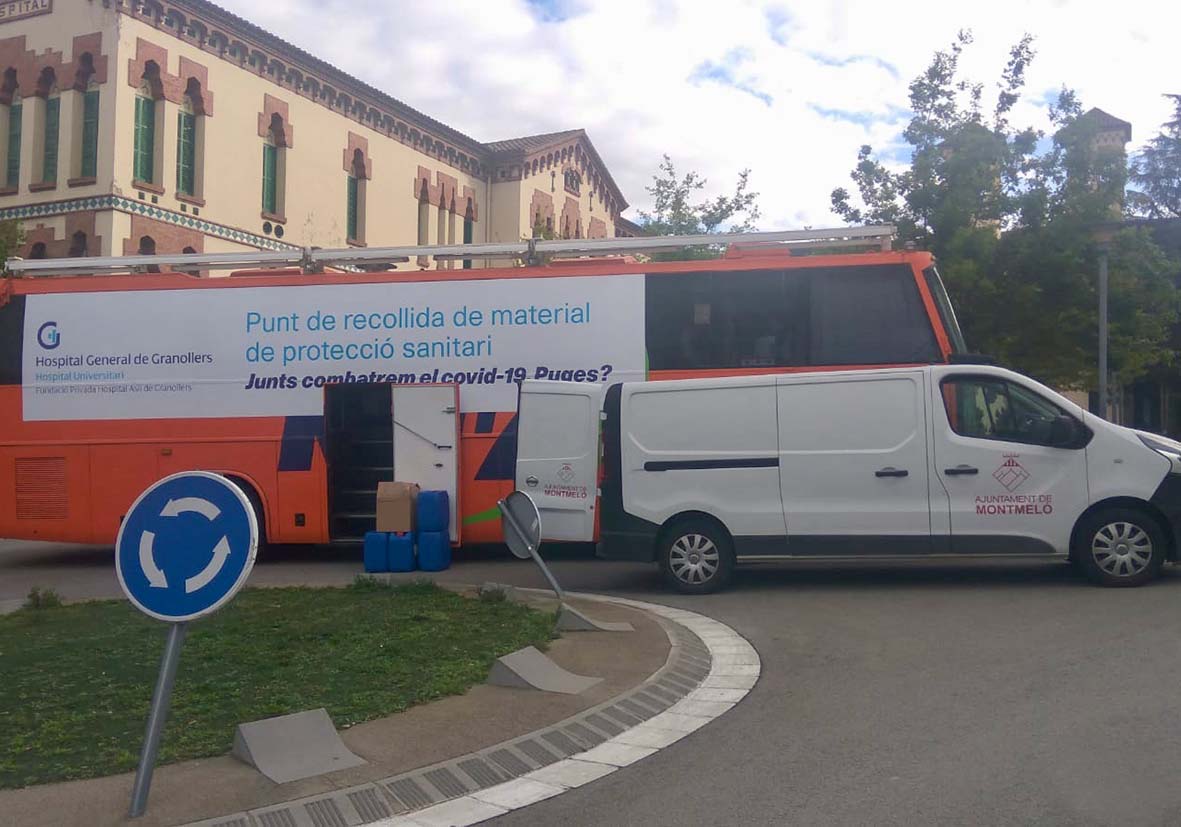 El lliurament de les bates a l'autobús que hi ha a la porta de l'hospital