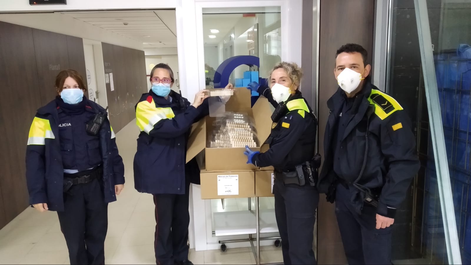 Policies locals i mossos entregant material a l'Hospital General de Granollers