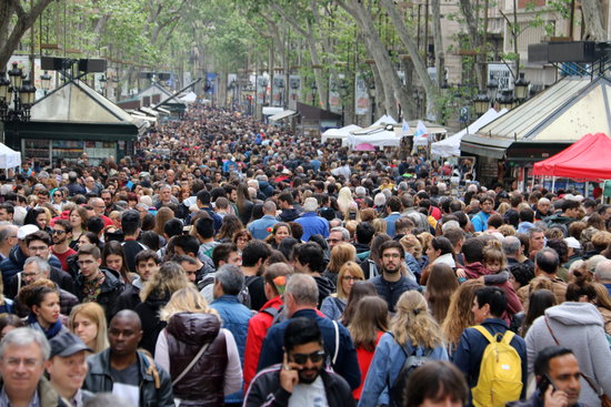 Gent passejant per La Rambla de Barcelona durant la diada de Sant Jordi