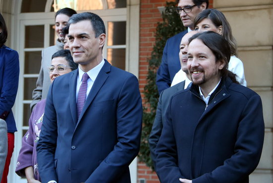 Pedro Sánchez i Pablo Iglesias a la foto de família abans del primer consell de ministres, el 20 de gener