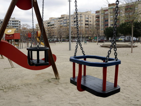 Un gronxador a un parc infantil sense nens al barri de Cappont de Lleida