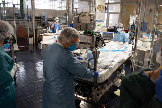 Professionals sanitaris atenent un pacient amb covid-19 a l'Hospital Clínic de Barcelona