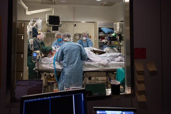 Professionals sanitaris atenen pacients amb Covid-19 a l'Hospital Clínic de Barcelona