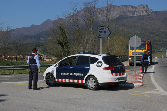 Pla mitjà dels dos agents dels Mossos encarregats del control de la rotonda de Bracons a Sant Esteve d'en Bas