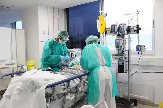 Dos metges tenint cura d'un pacient amb coronavirus aquest dissabte a l'hospital Trueta