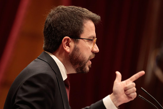 El vicepresident del Govern i conseller d'Economia i Hisenda, Pere Aragonès, gesticula en un moment del ple sobre pressupostos