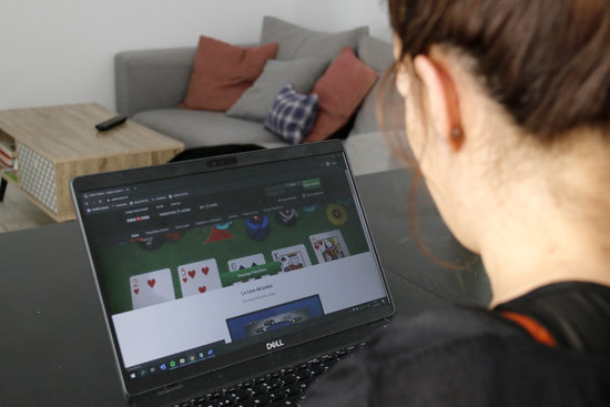 Un dona visita una pàgina web de poker online